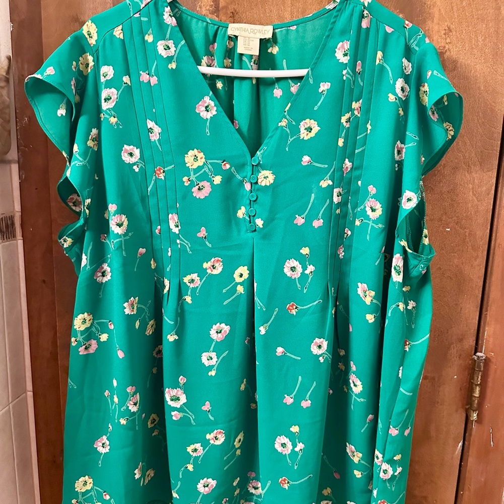 Cynthia Rowley Green Floral Flutter Sleeve Blouse with Ruffled Design. Size 1X